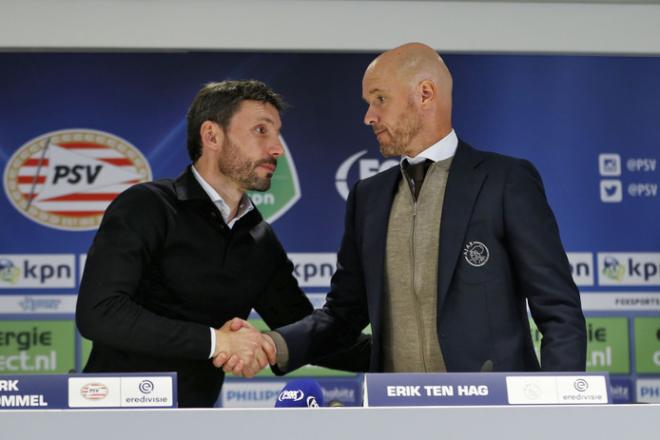 Mark van Bommel y Erik ten Hag se saludan antes del partido.