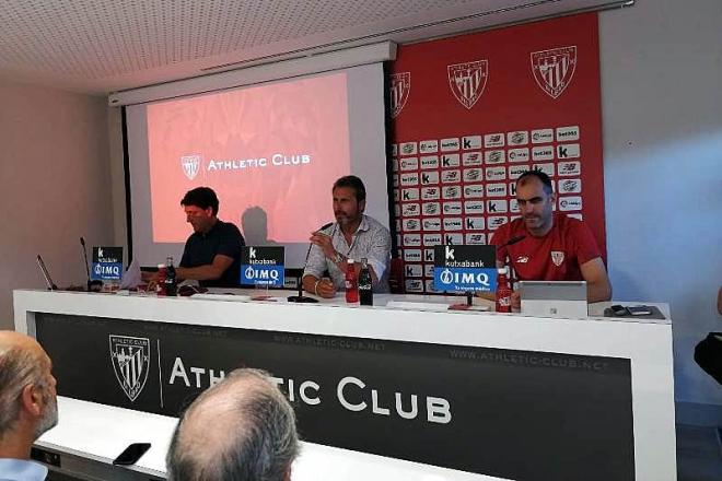 Andoni Ayarza, Rafa Alkorta y Andoni Bombín en una comparecencia en Lezama antes de abandonar el Athletic Club (Foto: DMQ Bizkaia).