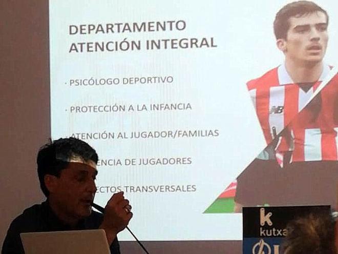 Andoni Ayarza desgrana en Lezama aspectos del trabajo de formación del Athletic Club (Foto: DMQ Bizkaia).