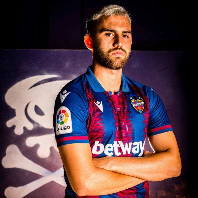 Borja Mayoral posa con la camiseta del Levante.