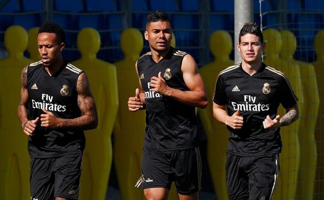 Militao, Casemiro y James, en el entrenamiento del Real Madrid.