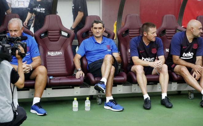 Ernesto Valverde, en el banquillo durante un partido de pretemporada (Foto: FCB).