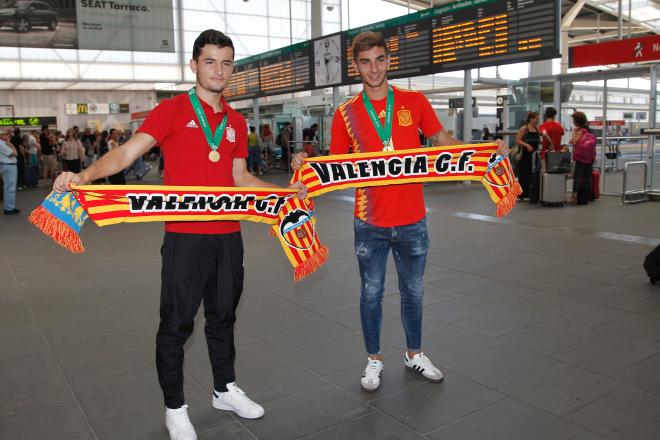 Ferran Torres y Hugo Guillamón llegan a Valencia tras ganar el europeo sub 19 (Foto: David González)