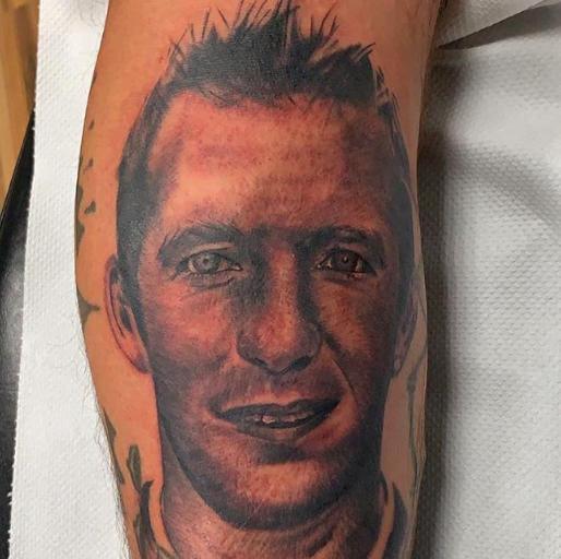 El tatuaje de Nacho Novo en reconocimiento al exfutbolista del Glasgow Ranger y enfermo de ELA, Fernando Ricksen.