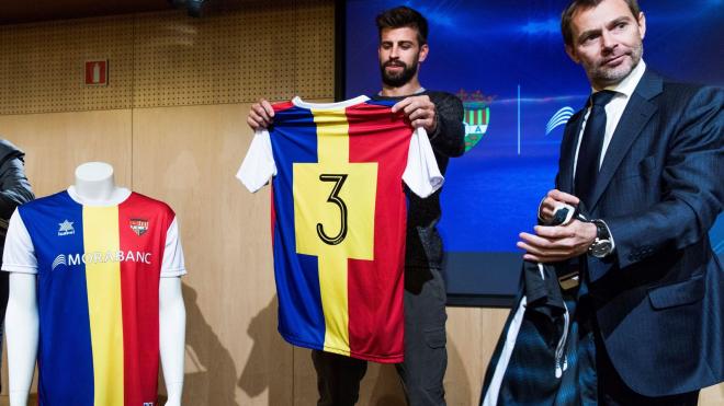 Gerard Piqué, observando la camiseta del Andorra.