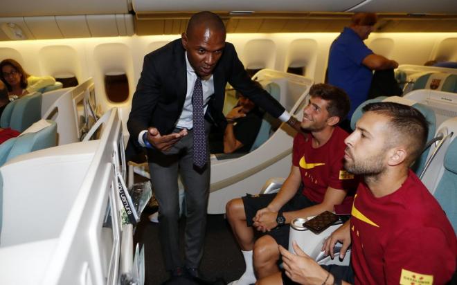 Sergi Roberto y Jordi Alba dialogan con Abidal en un vuelo con el club (Foto: FCB).