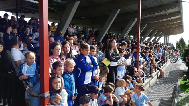 Aficionados en el entrenamiento del Celta a puerta abierta.