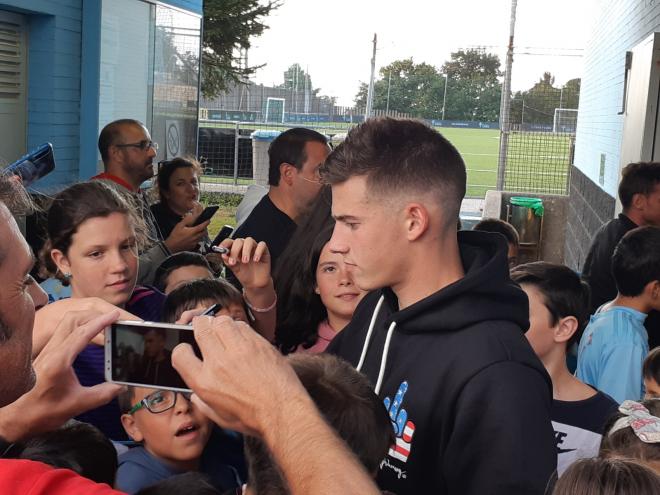 Mina firmando autógrafos en A Madroa (Foto: A.B.).