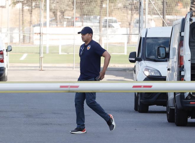 Anil llega a Paterna para informar a la plantilla sobre la situación de Mateu Alemany. (Foto: David González)