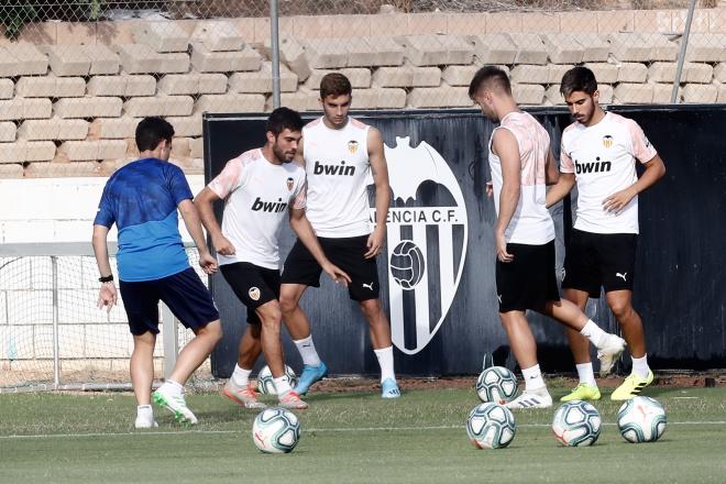 Ferran realiza un rondo junto a sus compañeros en la sesión vespertina (Foto: David González)