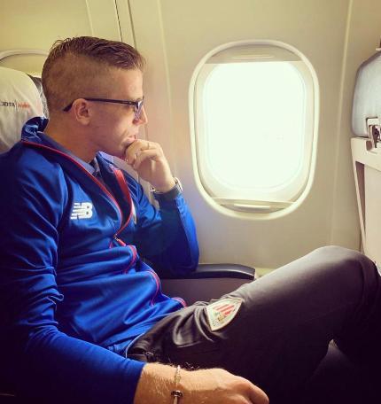 Iker Muniain, pensativo en el vuelo con destino al reciente 'stage' de Alemania (Foto: Instagram Iker Muniain)