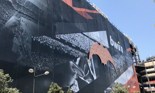 Imagen del murciélago del Valencia en la fachada del estadio de Mestalla.