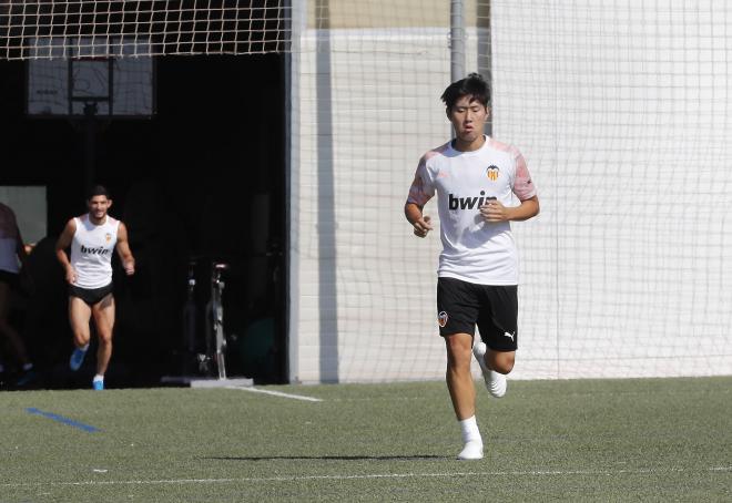 Kangin Lee durante un entrenamiento con el Valencia CF todavía sin Mangala.
