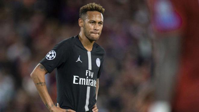 Neymar se lamenta durante un encuentro con el PSG.