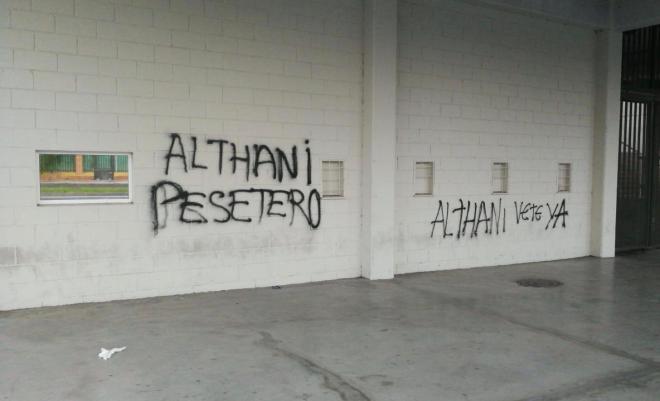 Pintadas contra Al-Thani y su gestión en La Rosaleda.