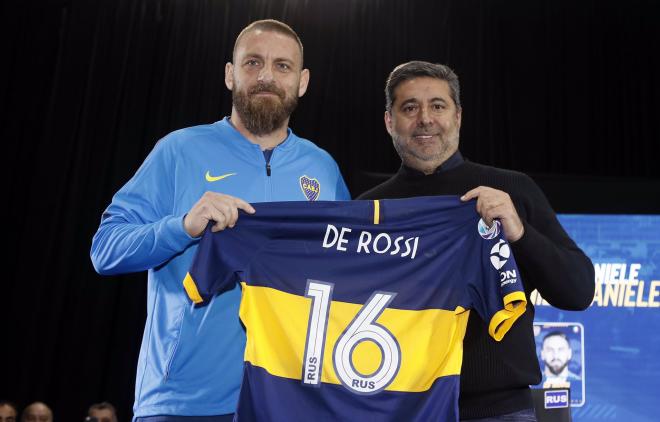Daniele de Rossi posa con Angelici y la camiseta de Boca Juniors.