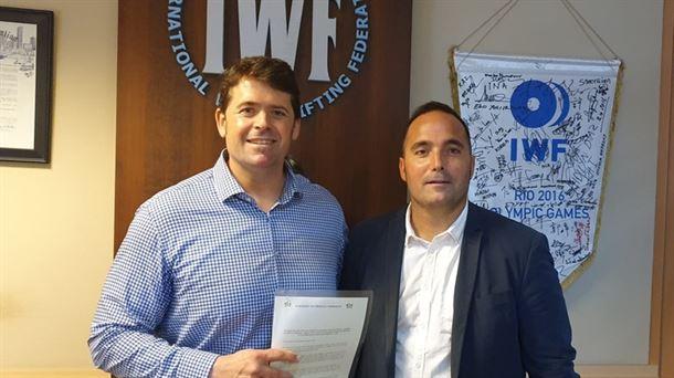 Bruno Soto y Jon Redondo posan juntos en la sede de la IWF (Foto: Federación Vasca de Halterofilia).