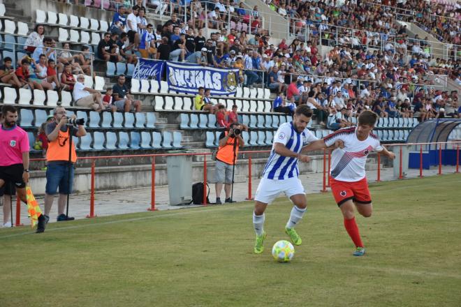 Cera en un lance del amistoso jugado contra el Cartaya. (Tenor)