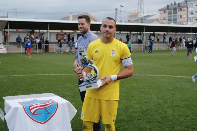 Alfonso Herrero recoge el trofeo Villa de Foz (Foto: Real Oviedo).