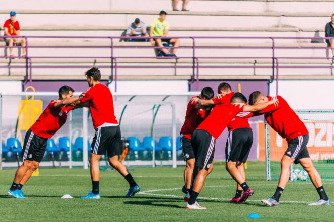 Los jugadores estiran tras un entrenamiento de la pretemporada de 2019 (Foto: Real Valladolid).