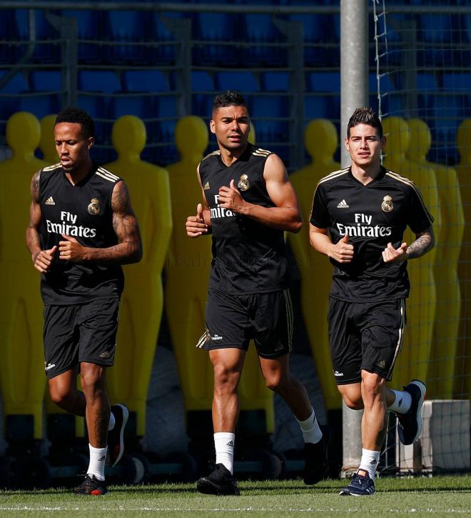 James Rodríguez, Casemiro y Militao en un entrenamiento (Foto: Real Madrid).