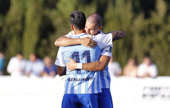 Renato Santos y Hugo celebran el gol del canterano ante el Córdoba en pretemporada (Foto: Málaga CF).