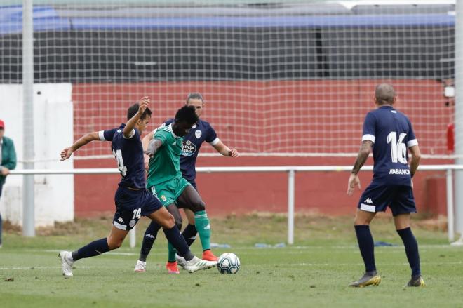 Obeng pelea por la pelota ante tres defensores (Foto: Real Oviedo).