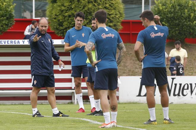 José Alberto da instrucciones a un grupo de jugadores en un entrenamiento (Foto: Luis Manso).