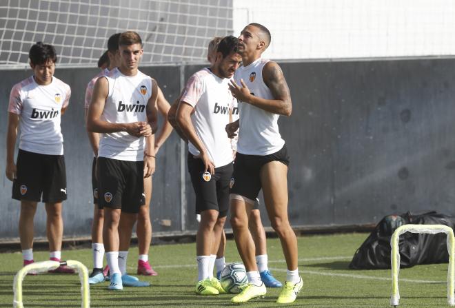 Parejo y Rodrigo, dos de los capitanes del Valencia CF, en el entrenamiento de este jueves (Foto: David González)