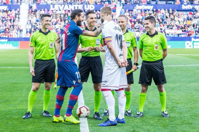 Los capitanes y los árbitros antes del inicio del encuentro. (Foto: SD Huesca)