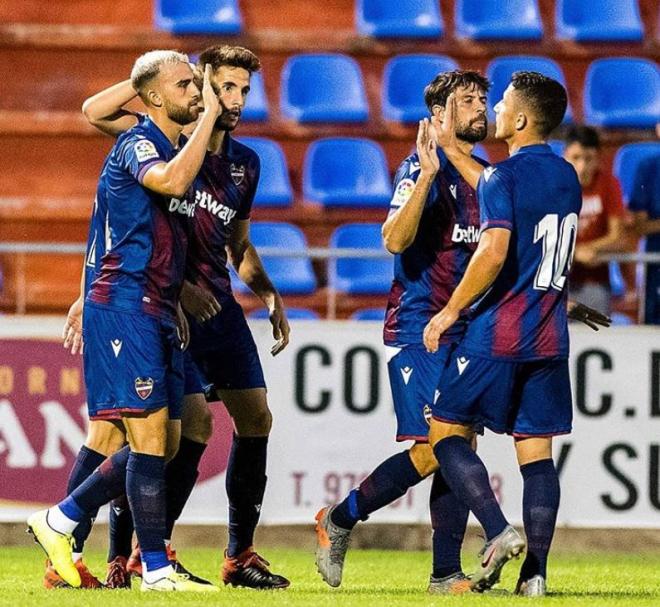 Mayoral celebra el gol ante la SD Huesca con sus compañeros. (Foto: Levante UD)