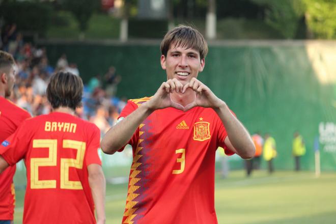 Miranda, con su futuro cerca de solucionarse como Busquets, celebrando un gol con la selección española.