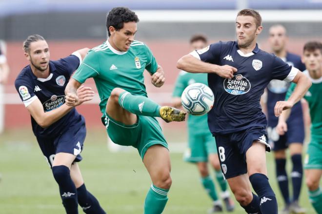 Steven, ex del Vetusta, golpea al balón en el amistoso ante el Lugo (Foto: Real Oviedo).