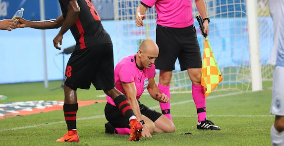 El árbitro tras la agresión (Foto: Honved FC).