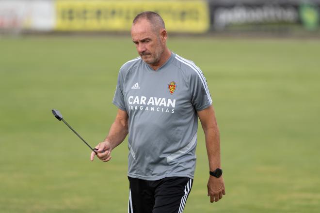 Víctor Fernández en un entrenamiento del Real Zaragoza (Foto: Daniel Marzo).