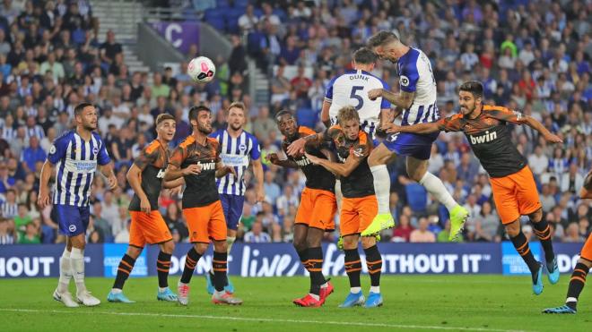 Los dos goles en contra del Brighton-Valencia fueron a balón parado.
