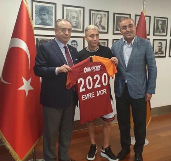 Emre Mor posa con la camiseta del Galatasaray (Foto: TRT Spor).