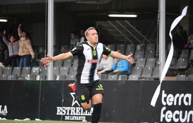 Isaac Aketxe celebra un gol con el Efesé (Foto: FC Cartagena).