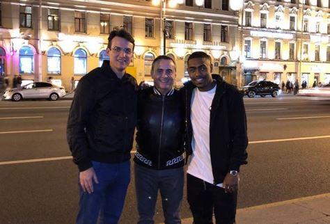 Malcom, junto a su agente, en Rusia (Foto: Instagram).