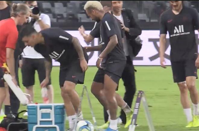 Neymar y Leonardo, en el entrenamiento del PSG.