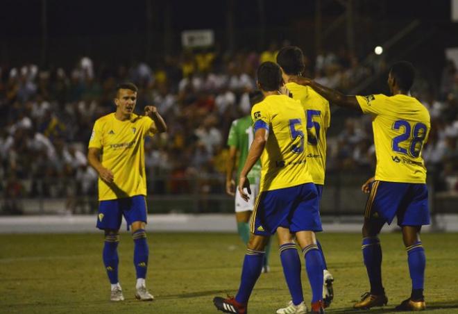Jugadores del Cádiz celebran un gol en pretemporada (Foto: CCF).