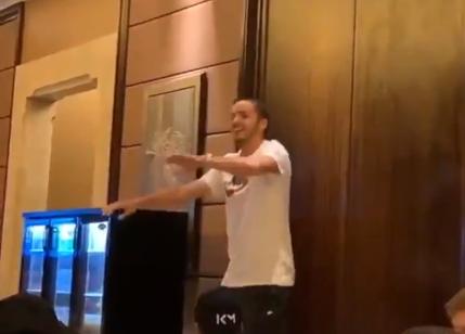 Pablo Sarabia bailando en una cena del PSG.