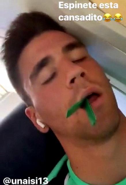 Unai Simón pillado dormido en el avión que lleva al Athletic Club a Inglaterra.