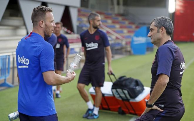 Ernesto Valverde dialoga con Arthur en un entrenamiento de pretemporada (Foto: FCB).