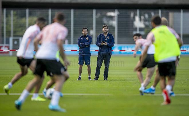Mateu Alemany y Pablo Longoria en Leverkusen. (Foto: Valencia CF)