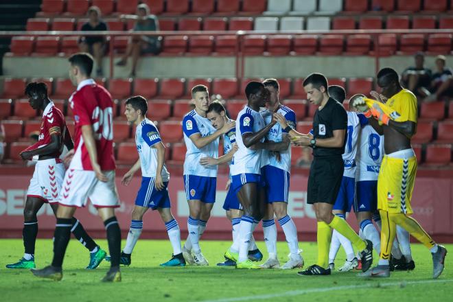 Los jugadores del Real Zaragoza celebran un gol ante el Nàstic en un amistoso de pretemporada (Foto: Daniel Marzo).