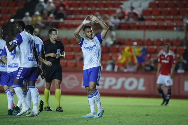 Luis Suárez pide perdón tras marcar al Nástic (Foto: Dani Marzo).