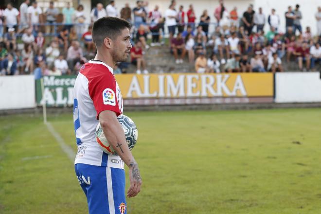 Damián Pérez jugando con el Sporting de Gijón (Foto: Luis Manso).