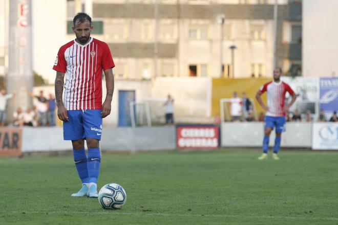 Aitor García, preparado para golpear un balón en pretemporada (Foto: Luis Manso).