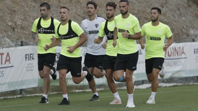 Víctor y varios jugadores, haciendo carrera continua (Foto: Málaga CF).
